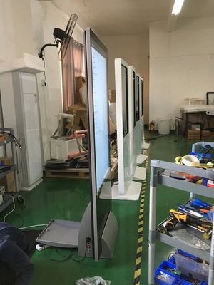 كشك بشاشة لمس 43 بوصة بدقة 1920 × 1080 وسطوع 400 شمعة/متر مربع