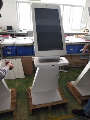 نقاط اللمس 10 نقاط لافتات رقمية تفاعلية مع اتصال Wi-Fi Bluetooth USB تعزز استراتيجيات التسويق الرقمي